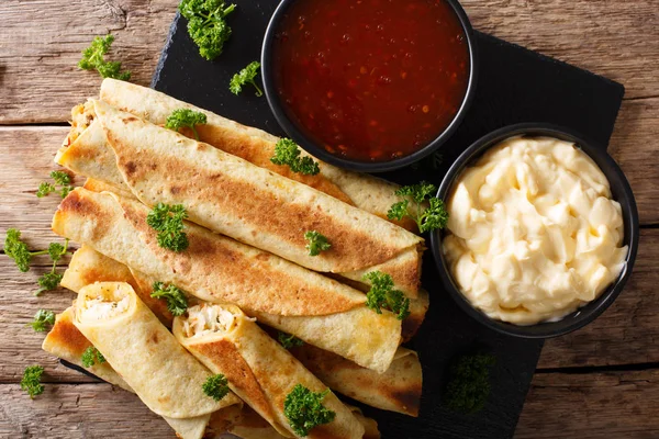 Taquitos με κοτόπουλο και τυρί γκρο πλαν, καθώς και σε σάλτσες. Χο — Φωτογραφία Αρχείου