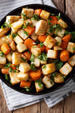 Pişmiş kereviz ve havuç yakın bir plaka üzerinde çekim. Dikey üst 