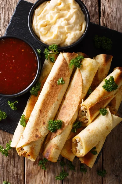 닭고기와 치즈 클로즈업으로 소스 taquitos. ve — 스톡 사진