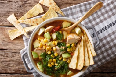 Meksika yemeği: tortilla çorbası tavuk, domates, avokado ve 