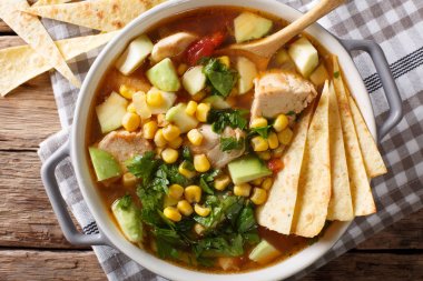 Baharatlı tortilla çorbası tavuk, kişniş, domates, avokado ile bir