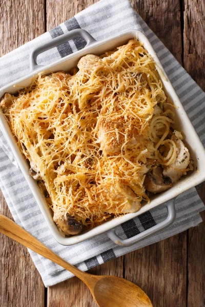 Kuřecí tetrazzini ze špaget, žampiony, sýrem a smetanou s — Stock fotografie