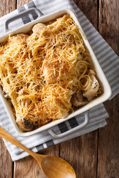 Tetrazzini norteamericano con pollo de cerca en un plato para hornear —  Fotos de Stock