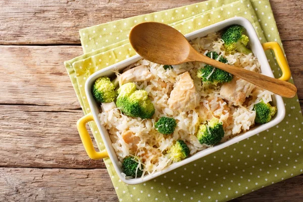 Dietary foods: rice baked with broccoli, chicken and cheese clos — Stock Photo, Image