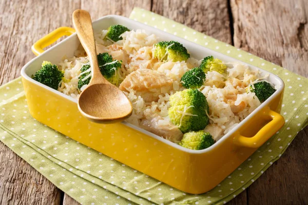 Здоровий обід: рис з брокколі, куркою, часником та сиром cl — стокове фото