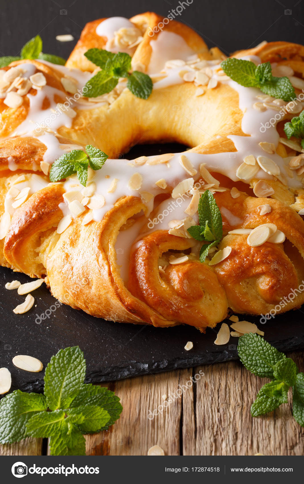 pan de brioche dulce con almendras y glaseado de primer plano. vertical — Foto de stock