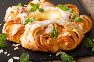 börek pasta peynir krem ve badem yakın çekim yuvarlak camlı