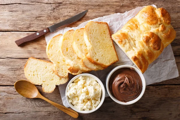 Свіжий хліб і вершковий сир, шоколадний крем. горизонт — стокове фото