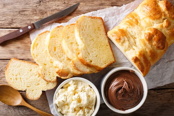 ブリオッシュのパンとクリーム マスカルポーネ チーズ、チョコレートのクレアをフランス語します。 — ストック写真