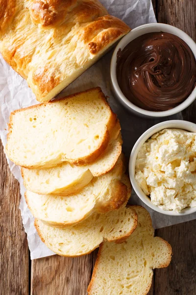 Plasterki sera mascarpone i chleb brioche i c krem czekoladowy — Zdjęcie stockowe