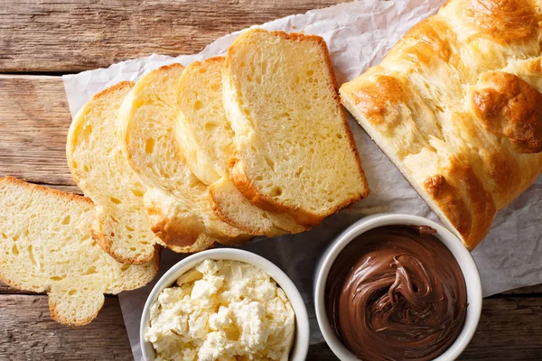 Rebanadas de pan brioche y queso mascarpone y crema de chocolate c — Foto de Stock