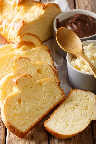 Taze börek ekmek ve krem peynir, Çikolata kremalı makro. v — Stok fotoğraf