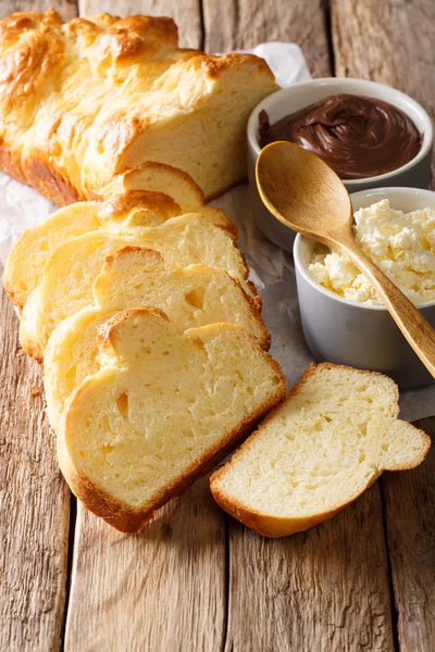 Francia brioche kenyér és krém mascarpone sajt, csokoládé krea — Stock Fotó
