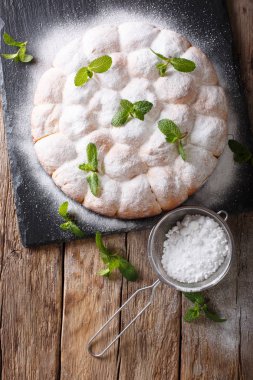 Fırından yeni çıkmış nane ile dekore edilmiş ve toz tatlı Maya rulo