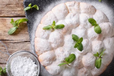 tatlı Avusturya buchteln pudra şekeri yakın çekim ile alır. Hori