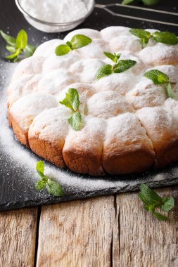 Lezzetli tatlı Avusturyalı pasta buchteln yakın çekim. dikey