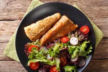 Kızarmış Balık hake domates, turp ve marul salata ile kapatmak