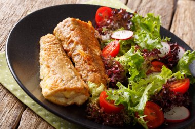 Kızarmış hamur hake taze domates salatası, turp ve marul CL