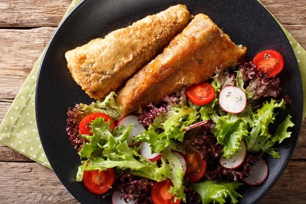 Almuerzo saludable: merluza frita con ensalada de tomate, rábano y lechuga —  Fotos de Stock