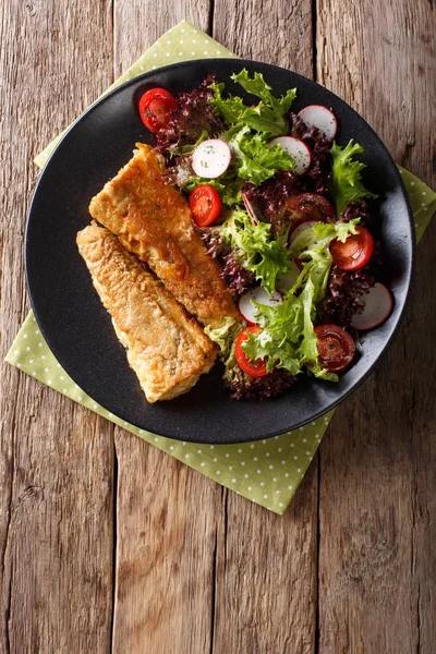 Frito em uma pescada batida e salada fresca close-up. Topo vertical — Fotografia de Stock