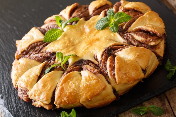 Pastel de chocolate en forma de estrella está decorado con clo menta — Foto de Stock