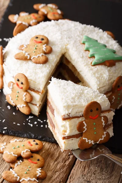 Bolo de gengibre de Natal com creme de queijo é decorado com gengibre — Fotografia de Stock