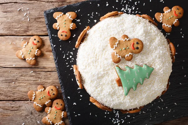 Pastel dulce de Navidad con crema de queso y pan de jengibre de cerca . —  Fotos de Stock