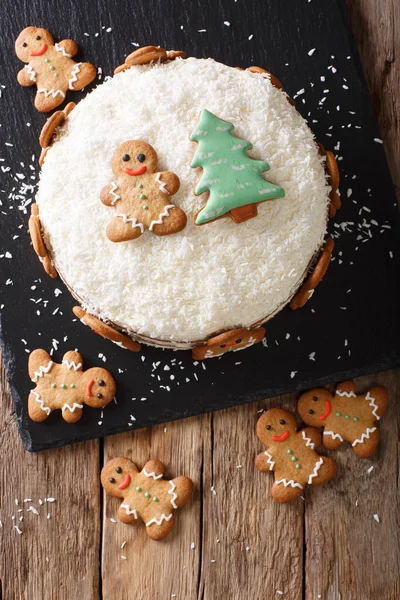 Christmas sweet cake with cheese cream and gingerbread close-up. — Stock Photo, Image