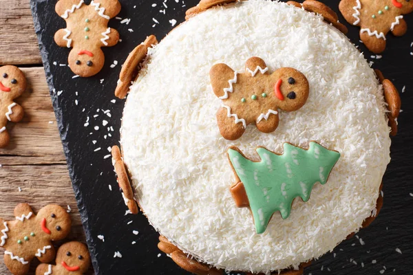 Pastel de jengibre de Navidad con crema de queso está decorado con jengibre —  Fotos de Stock