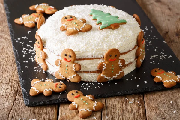 Comida de Natal: bolo de gengibre com creme de queijo close-up. horizontais — Fotografia de Stock