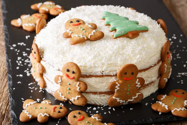 Christmas cake is decorated with gingerbread men close-up. horiz — Stock Photo, Image