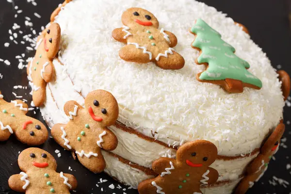 Christmas festive naked cake with gingerbread cookies close-up o — Stock Photo, Image