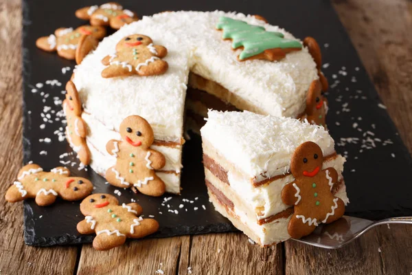 Pedazo de pastel de Navidad con crema de queso está decorado con ging — Foto de Stock