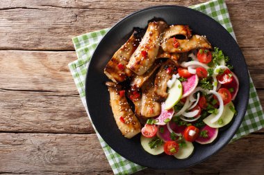 Kızarmış baharatlı Kral kahverengi mantar ile turp ve domates salatası 