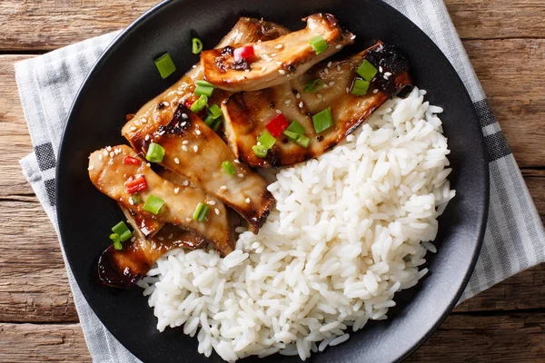 Grilled king oyster mushrooms with rice and teriyaki sauce close — Stock Photo, Image