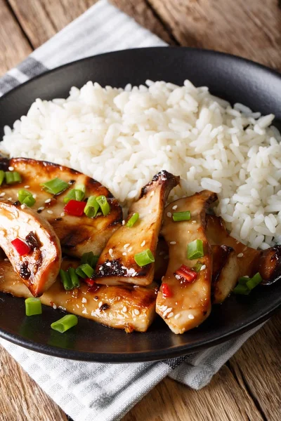 Champignons Pleurotus eryngii grillés au riz et sauce teriyaki — Photo