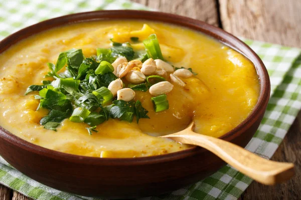 Пряні тайський гарбуз суп з арахіс і кинзою Закри в за — стокове фото