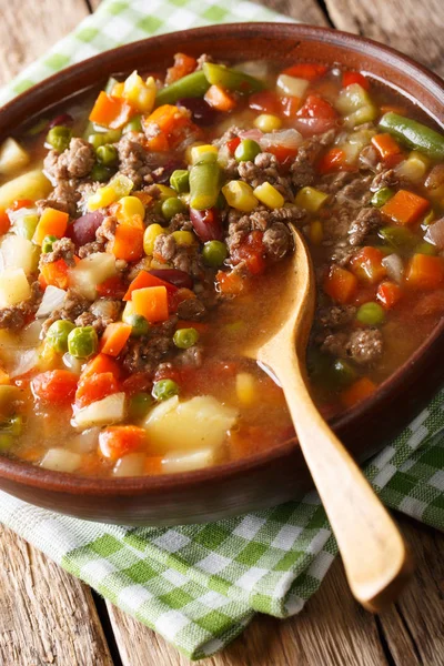 地面の牛肉と野菜のクローズ アップ弓でハンバーガー スープ — ストック写真