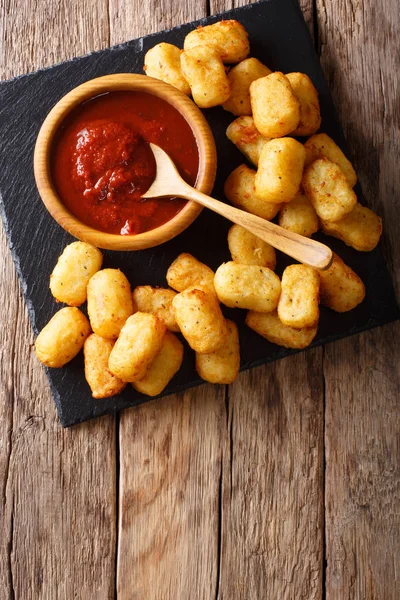 Primo piano di crocchette di patate dorate rustiche e ketchup. Vertica — Foto Stock