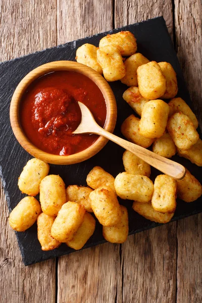 Crocchette di patate fritte e ketchup da vicino. Piano verticale — Foto Stock