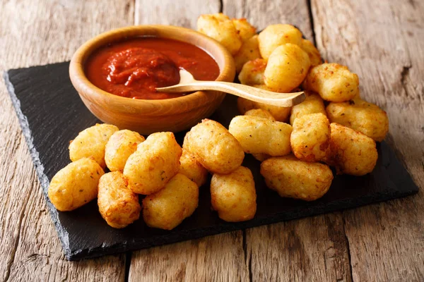 Crocchette di patate fritte biologiche a base di patate fritte e clos al ketchup — Foto Stock