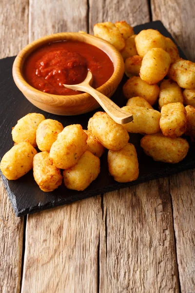 Crocchette di patate fritte e ketchup primo piano. verticale — Foto Stock