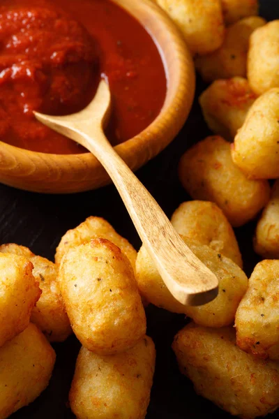 American Food: Tater Tots e ketchup primo piano. verticale — Foto Stock