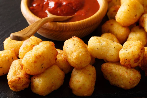 Tater Tots caseros con salsa de tomate de cerca. horizontal — Foto de Stock