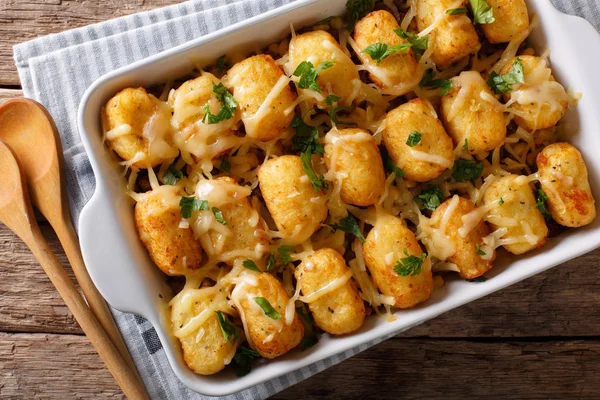 Baked Tater Tots com carne moída, milho e queijo close-up. horda — Fotografia de Stock