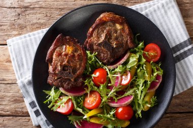 Baharatlı kızarmış kuzu biftek ve turp salatası, domates, marul cl