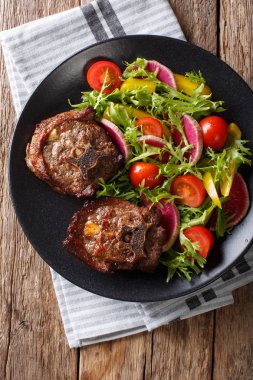 Baharatlı kızarmış kuzu biftek ve turp salatası, domates, marul cl