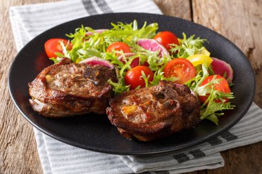 Kavrulmuş sıcak kuzu biftek ve taze sebze salatası yakın çekim bir p