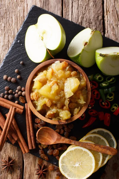 Sos pikantny Indian - sosem jabłkowym z cytryny zbliżenie w misce — Zdjęcie stockowe