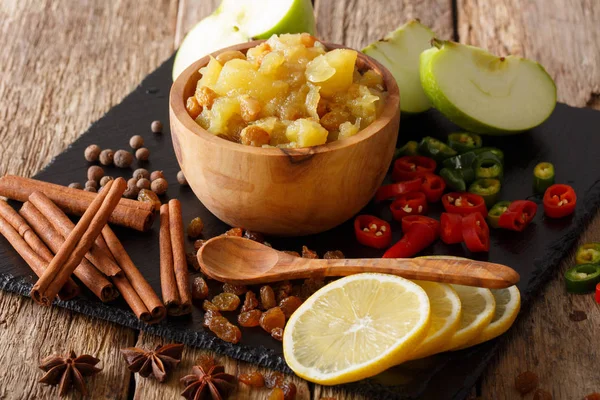 Salsa india picante - chutney de manzana con limón de cerca en un tazón —  Fotos de Stock